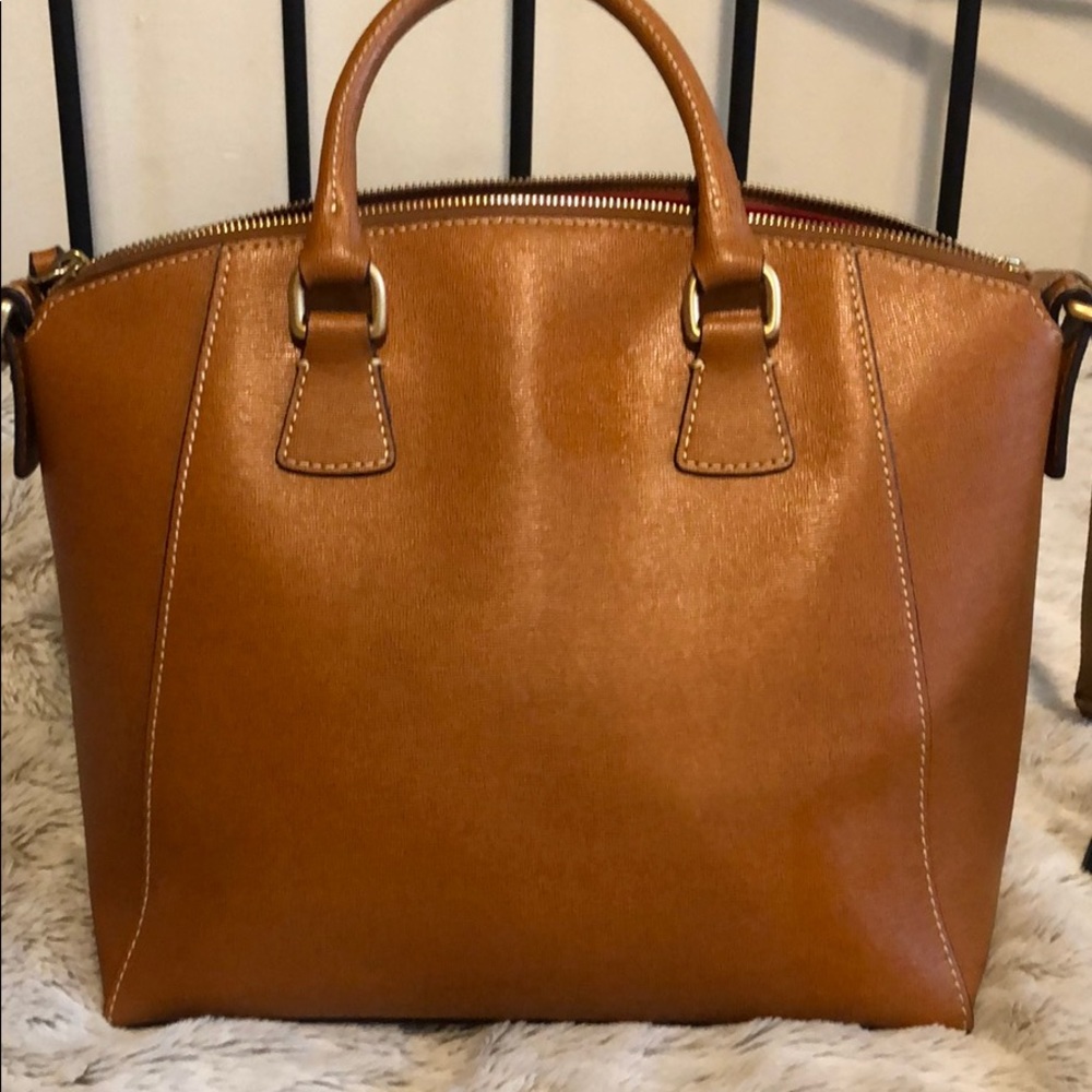 Hand bag with shoulder strap